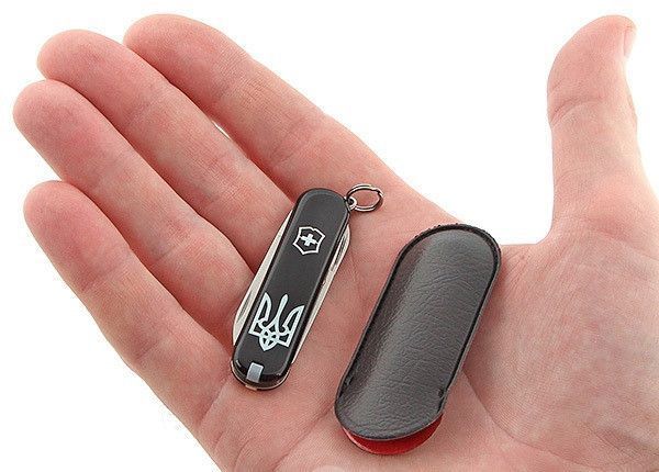 0.6223.3R1 нож Victorinox Classic SD Ukraine черный Тризуб 11400 фото