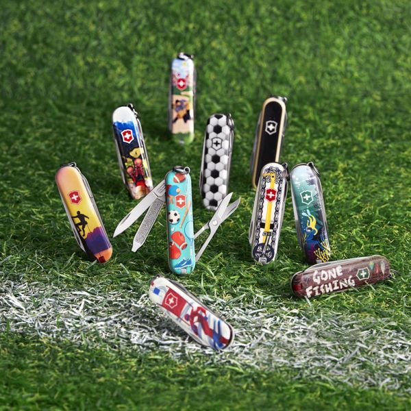 Складной нож Victorinox CLASSIC LE "World Of Soccer" 58мм/1сл/7функ/цветн/чехол /ножн 122924 фото